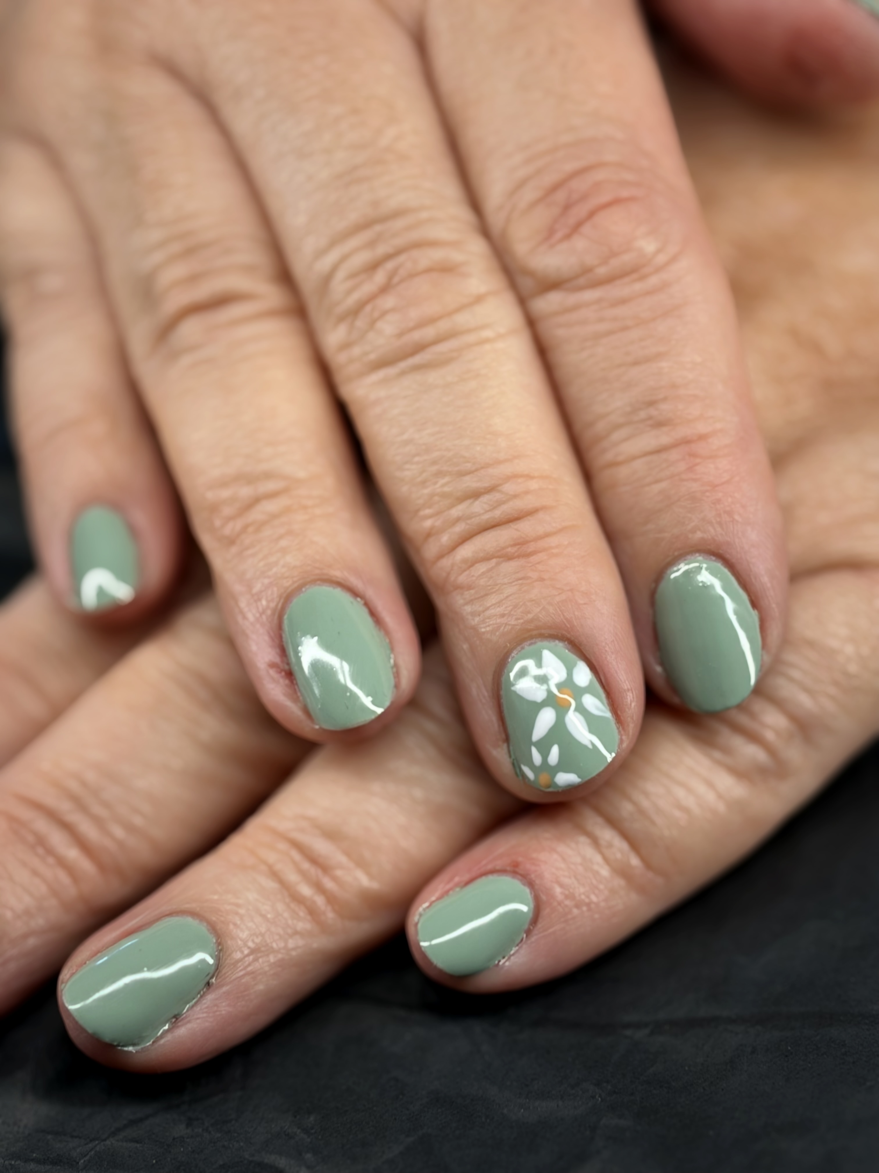 Prestation Gainage sur ongles naturels chez Aelyth nails